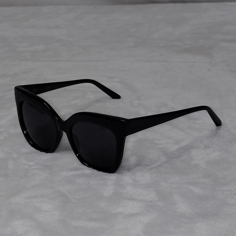 GAP Suzie Oversized Cat Eye Sunglasses Black Plastic Frame Dark Lenses